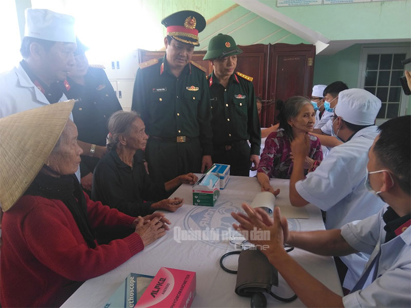 Các bác sĩ quân y khám bệnh cho người dân.